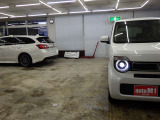 当店では専任のメカニックが大切なお客様のお車を一台一台丁寧に整備いたします。自社認証工場にてリフトアップし下回りまでキッチリ検査いたします。