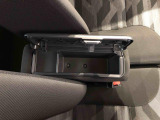 センターアームレスト付きで運転中も腕が楽々!