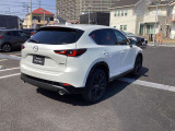 通常のCX-5はバンパー下部とタイヤのアーチモールの黒い部分はザラザラした樹脂パーツですが、Sports Appearanceは光沢のブラックを採用しております。一目で違いが分かります!