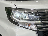 【LEDヘッドライト】悪天候や夜間走行時も良好な視界を確保し安心して運転できる高輝度LEDヘッドライトを装備!点灯速度が早く、消費電力も抑えられています。