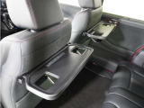 ◆シートバックテーブル◆フロントシートの背面に後席用のテーブルがついています。小物が置けて!カップホルダーもあります、ドライブ中や休憩時にも便利なテーブルです。
