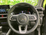 握りやすく操作しやすいステアリング。快適なドライビングポジションを実現し、長距離運転でも疲れにくい設計です。