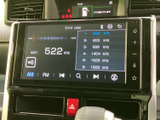 多彩な情報表示で、運転中のエンターテイメントを充実させます。ラジオから最新の音楽まで、様々なコンテンツを楽しめます。