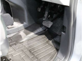 運転席フロア。体格を問わず心地よいドライビングポジションがとれるよう各ペダルが配置されています!
