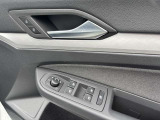 運転席ドアにはミラー調整やパワーウインドーなどのスイッチを集約。手元で各機能を操作できます。