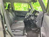 広々とした空間が特徴的なフロントドア。乗り降りしやすく、快適な車内空間を実現します。