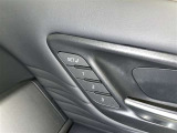 シートメモリー機能装備付きです。シートの位置をそれぞれ記憶しておく事ができるので、ご家族や、複数の方で車を乗られるオーナー様には、便利な機能です。