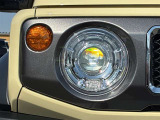 【LEDヘッドライト】LEDヘッドライトは、低消費電力で明るく、遠くまで照らす先進ライト。夜間走行時の視認性を高め、安全で快適なドライブをサポートします。