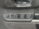 運転席側ドアの、インナードアハンドルとウィンドウなどの操作スイッチ類です。