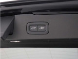 テールゲートには、スイッチ一つで開閉可能な電動開閉機能を装備。また、リアバンパーの下で足を動かすだけで開閉できる、ハンズフリー・オープニング/クロージング機構も搭載しています。