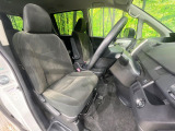 運転席まわりには十分なスペースがあり、大柄な方でもゆったり運転していただける環境です。