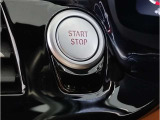 【スタートボタン】リモコンキーを持っているだけで起動可能なスタートボタン。オートスタート/ストップ機能も装備しており燃料消費量の軽減に貢献します。