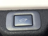 【パワーバックドア】スマートキーや運転席のボタンを押すだけでリアゲートが自動で開閉します!荷物を持っている時や、高い位置にあるバックドアを閉める際に便利な機能です♪