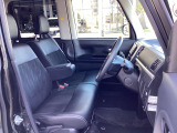 ヘタリもなく綺麗な状態です。シートリフトがついてますので、お好みのシートポジションで運転できます。