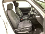 広い足元にゆったり座れるシートには肘掛けも装備しており長距離の運転でも疲れにくくなってます。女性でも運転がしやすいように、シートの高さ調整機能(シートリフター)がついています。