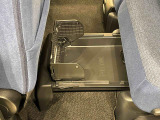 中敷きを立ち上げれば、倒れやすい荷物も安定して積める置きラクボックスが標準装備