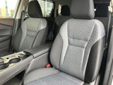 運転席から手が届きやすい位置に収納スペースがあり、小物を整理するのに便利です。使い勝手の良さが、日常を快適に彩ります。