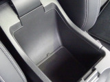 運転席と助手席の間に小物入れも付いてますので便利です!!!