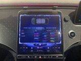 〈アンビエントライト〉ドア、ダッシュボード、センターコンソールなどの柔らかなLEDの間接光が室内空間を上質に彩り、ラグジュアリーな雰囲気を醸成します。