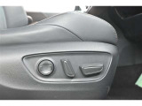パワーシート搭載。微妙な調整が手軽にでき、ぴったりのポジションで運転することが可能です。