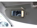 運転席と助手席には、ライト付きでバニティミラーが付いています。