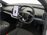 【harman/kardon】5つのスピーカーを内蔵したサウンドバーにより、ドライバーを包み込む音場を実現しました。また、洗練されたミニマルデザインは、キャビンをスタイリッシュに彩ります。