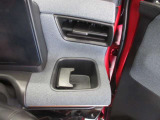 ほっと一息のドリンクをキープするドリンクホルダーです。携帯電話入れても良し。ただし走行中の携帯電話の使用は禁止されていますのでご注意を!