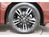 純正のアルミホイールが足元を飾ります!タイヤサイズは215/55R17となります。