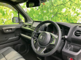 使いやすい装備が充実した運転席ドア。スムーズな開閉感と、質感の高さがドライバーの満足度を高めます。