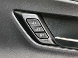 運転席シ-トポジションメモリー(2メモリ-)、ドライバー2名分のシ-トポジションを記憶・再現できる機能を搭載しています
