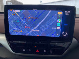 有線接続する事で、スマートフォン内の地図アプリ等を利用いただけます。