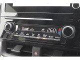 オートエアコン付です。簡単操作で快適に車内温度をコントロールします。