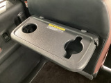 シートバックテーブル☆ドリンクホルダーと一体型になったテーブルです☆携帯電話などの小物を置いたり、ちょっとした書き物をする時に便利ですよ☆使わない時には収納できるので埃も溜まりづらく衛生的☆