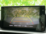後退時の安全を確保するバックモニター。映像を参考に、スムーズかつ安全な後退操作をサポートします。駐車も安心です。