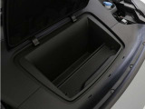 EX30にはエンジンルームがないため、ボンネット下にも荷物を収納することができます。