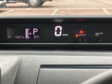 視認性の高いメーターは、運転中の情報をスムーズに確認できます。シンプルで分かりやすい表示で、安心してドライブを楽しめます。