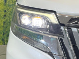 【LEDヘッドライト】悪天候や夜間走行時も良好な視界を確保し安心して運転できる高輝度LEDヘッドライトを装備!点灯速度が早く、消費電力も抑えられています。