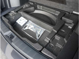 フロアボード下にも大型もサブトランクが。かさばる小物から背の高い荷物まで収納できます。