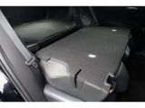 背もたれが倒れますので少々長い荷物も収納出来ますよ。