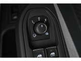 狭い場所も苦になりません。電動格納ドアミラー装備。電動格納ドアミラードアミラー調整スイッチ