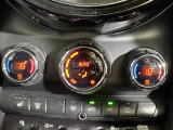 【左右独立温度コントロール式フルオートエアコン(DUAL/SYNC)】運転席側と助手席側でそれぞれ自由に温度設定ができ、快適な風量やモードなどを自動調整します!