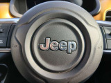 Jeepロゴが際立つステアリングとなっています。