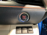 【ENGINE START/STOP】スマートキーをポケットやバッグに入れたままで、キーを差し込むことなくボタンを押すだけでエンジンが始動します。