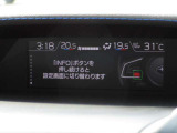 小さなモニターに車両の情報が表示されます。