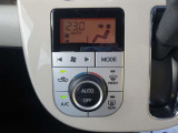 左右独立調整が可能なオートエアコンを装備!効きも良好で、暑い夏や寒い冬でも車内を常に快適な適温に保つことができます。
