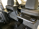 運転席・助手席の背もたれには、2列目シート用にカップホルダー付きの「格納式のシートバックテーブル」を装備しています。休憩時のちょっとした時間などカップを置いたり、小物置きに使えて便利です。