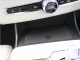 対応機種なら置いておくだけで充電できる、ワイヤレス・スマートフォン・チャージを用意。すっきりと収納できて、使いたいときにはすぐに手に取ることができます。