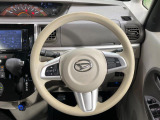 インテリアに合わせたデザインのステアリングは、運転される方のことも考え、運転しやすい形状、大きさです。是非一度、実際に触ってお確かめください。
