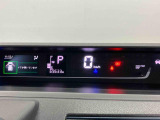 車両の前後左右に搭載した4つのカメラにより、車を真上から見ているような映像を表示。運転席から確認しにくい車両周囲の状況を把握できます。