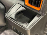 運転席側掘り込み式カップホルダー
